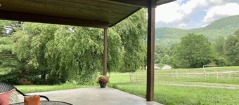 Cottage récemment rénové avec vue imprenable sur la montagne! 