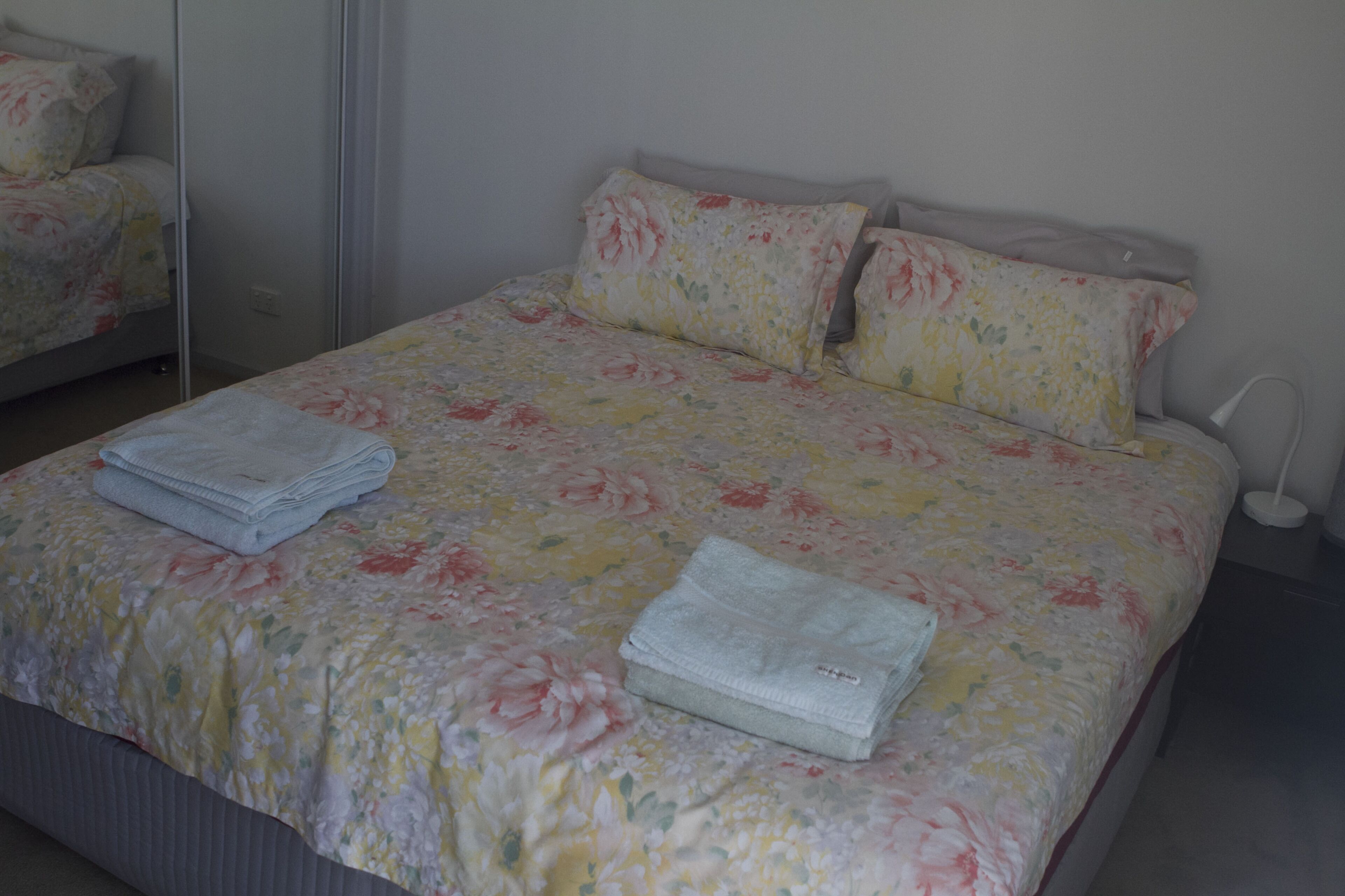 City Edge Apartment, Spacious Terrace, Views to Melbourne City