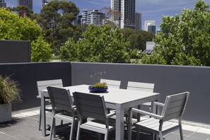 Outdoor dining - City Edge Apartment, Spacious Terrace (West Melbourne)