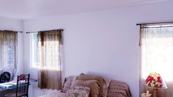 4 slaapkamers, een strijkplank/strijkijzer, gratis wifi, beddengoed