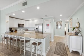 Jääkaappi, mikroaaltouuni, uuni, liesi