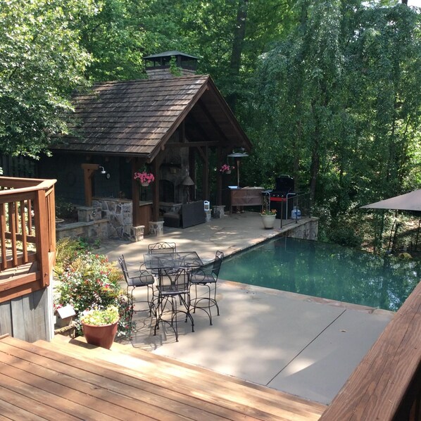 Executive Buckhead home. Pool, infinity edge pool and hot tub. Max 11