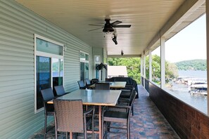 Outdoor dining - LOZ Family Fun Lakefront Vacation Home #9, 7bdr, 4 baths, sleeps 27 (Roach)