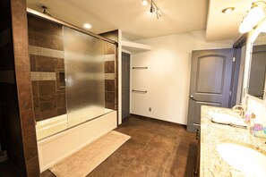 Combined shower/tub, jetted tub, hair dryer, towels