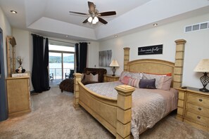 7 bedrooms, free WiFi, bed sheets - LOZ Family Fun Lakefront Vacation Home #9, 7bdr, 4 baths, sleeps 27 (Roach)