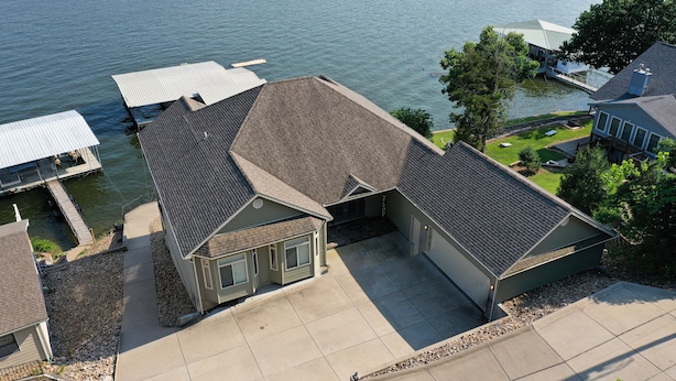 Un quartier résidentiel avec des maisons, un quai et un lac.