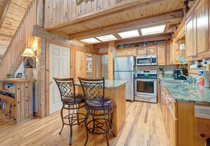 食器洗い機、コーヒー / ティーメーカー、調理器具と食器、ダイニングテーブル