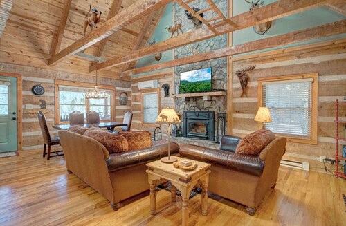 Cozy Bear Cabin- Mtn Cabin, Hot Tub, Gas Grill, Foosball, Ping Pong/Air Hockey