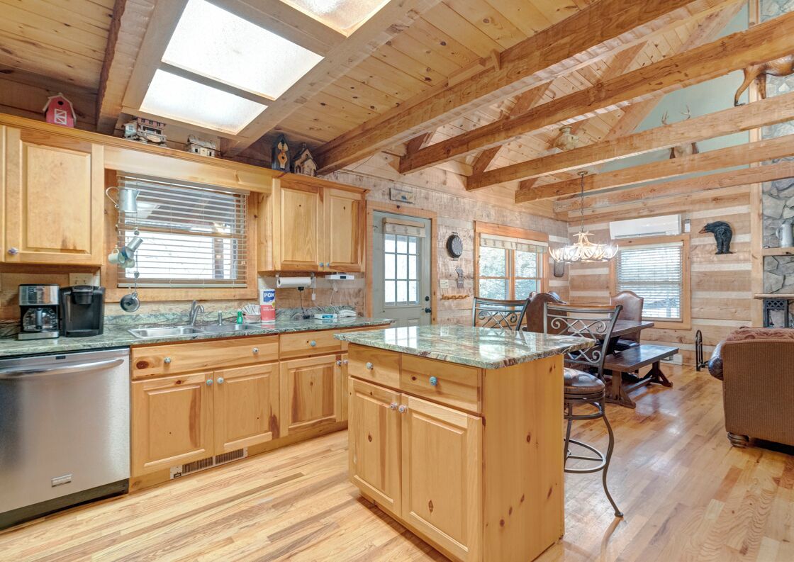 Lavavajillas, cafetera y tetera, utensilios de cocina y comedor 