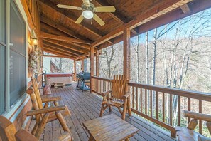 Terrace/patio - Cozy Bear Cabin- Mtn Cabin, Hot Tub, Gas Grill, Foosball, Ping Pong/Air Hockey (Seven Devils)