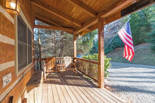 Cozy Bear Cabin: bañera de hidromasaje, futbolín, mesa de billar, parrilla de gas, Wood Place, capacidad para 8, 10% de descuento de último minuto disponible