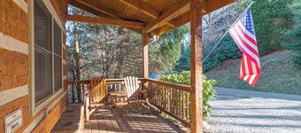 Cozy Bear Cabin- Mtn Cabin, Hot Tub, Gas Grill, Foosball, Ping Pong/Air Hockey