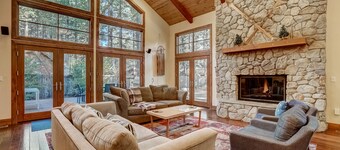 Stunning luxury getaway w/ hot tub, fire pit, huge backyard & walk to food/bars