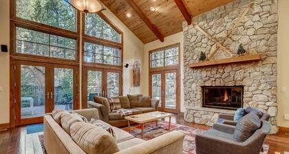 Stunning luxury getaway w/ hot tub, fire pit, huge backyard & walk to food/bars