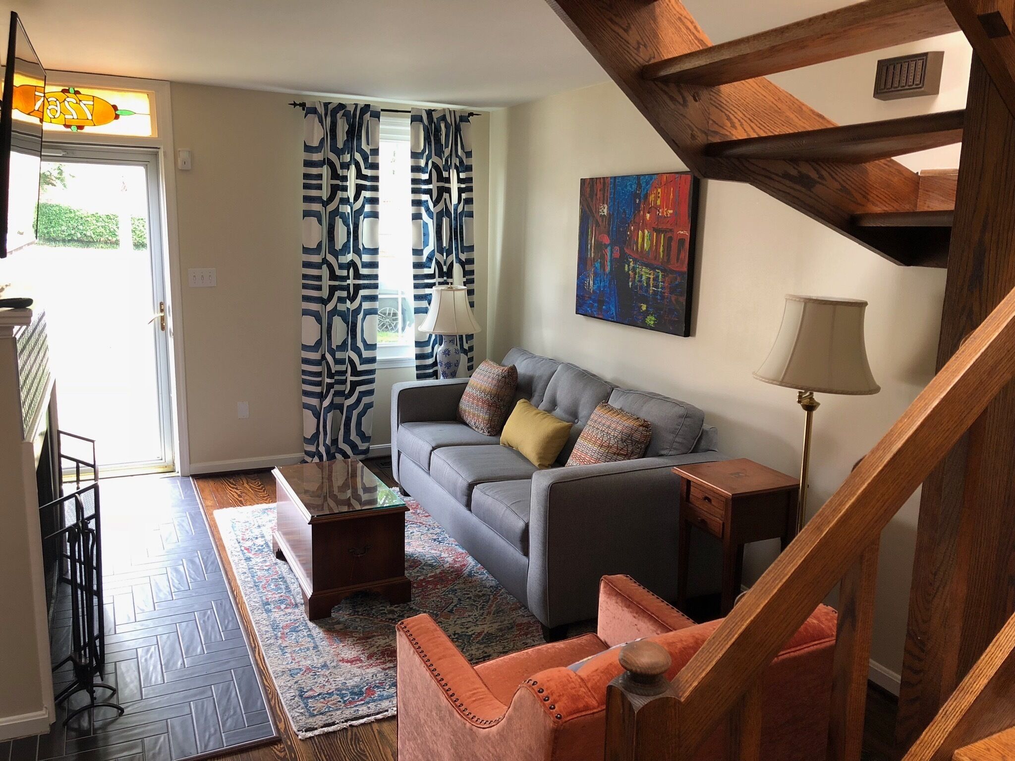 The Dog House, a convenient stylish 2BR townhouse in charming Old Town
