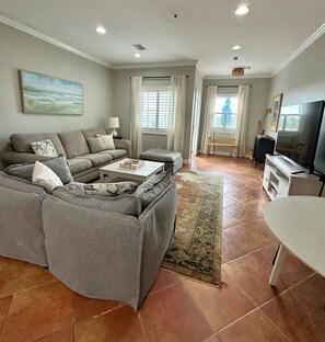 Smart TV - Beautiful Town Home Beach Rental In Perdido Key Florida - Pool + Beach Access (Perdido Key)