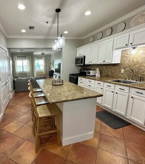 Fridge, microwave, oven, stovetop - Beautiful Town Home Beach Rental In Perdido Key Florida - Pool + Beach Access (Perdido Key)