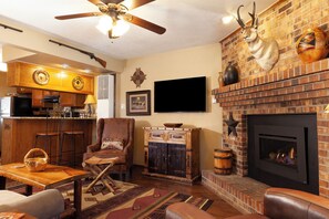 Flat-screen TV, fireplace, DVD player - Grandview 1 - In Town - Free WiFi - Cable - Gas Burning Fireplace - Gas Grill - (Red River)