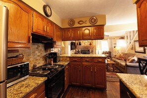 Fridge, microwave, oven, stovetop - Grandview 1 - In Town - Free WiFi - Cable - Gas Burning Fireplace - Gas Grill - (Red River)