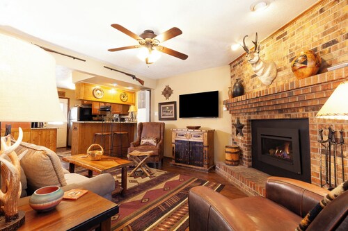 Grandview 1 - In Town - Free WiFi - Cable - Gas Burning Fireplace - Gas Grill -