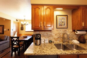 Interior - Grandview 1 - In Town - Free WiFi - Cable - Gas Burning Fireplace - Gas Grill - (Red River)