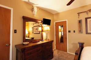 2 bedrooms, free WiFi, bed sheets - Grandview 1 - In Town - Free WiFi - Cable - Gas Burning Fireplace - Gas Grill - (Red River)