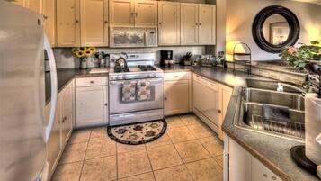 冰箱、微波炉、烤箱、炉灶