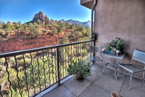 Splendid Views, Ensuite Jetted Tub for 2, Private Deck, Fireplace, Walk to All