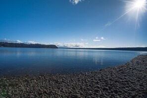 På stranden og solsenger