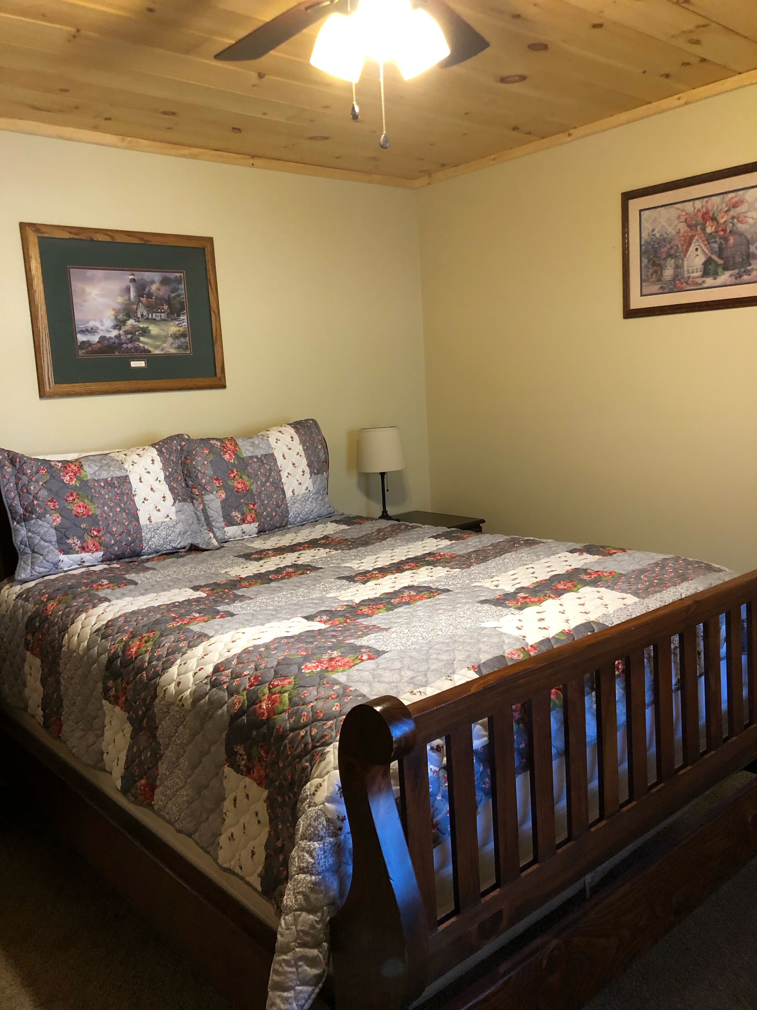 Cozy Cabin Overlooking Private Lake