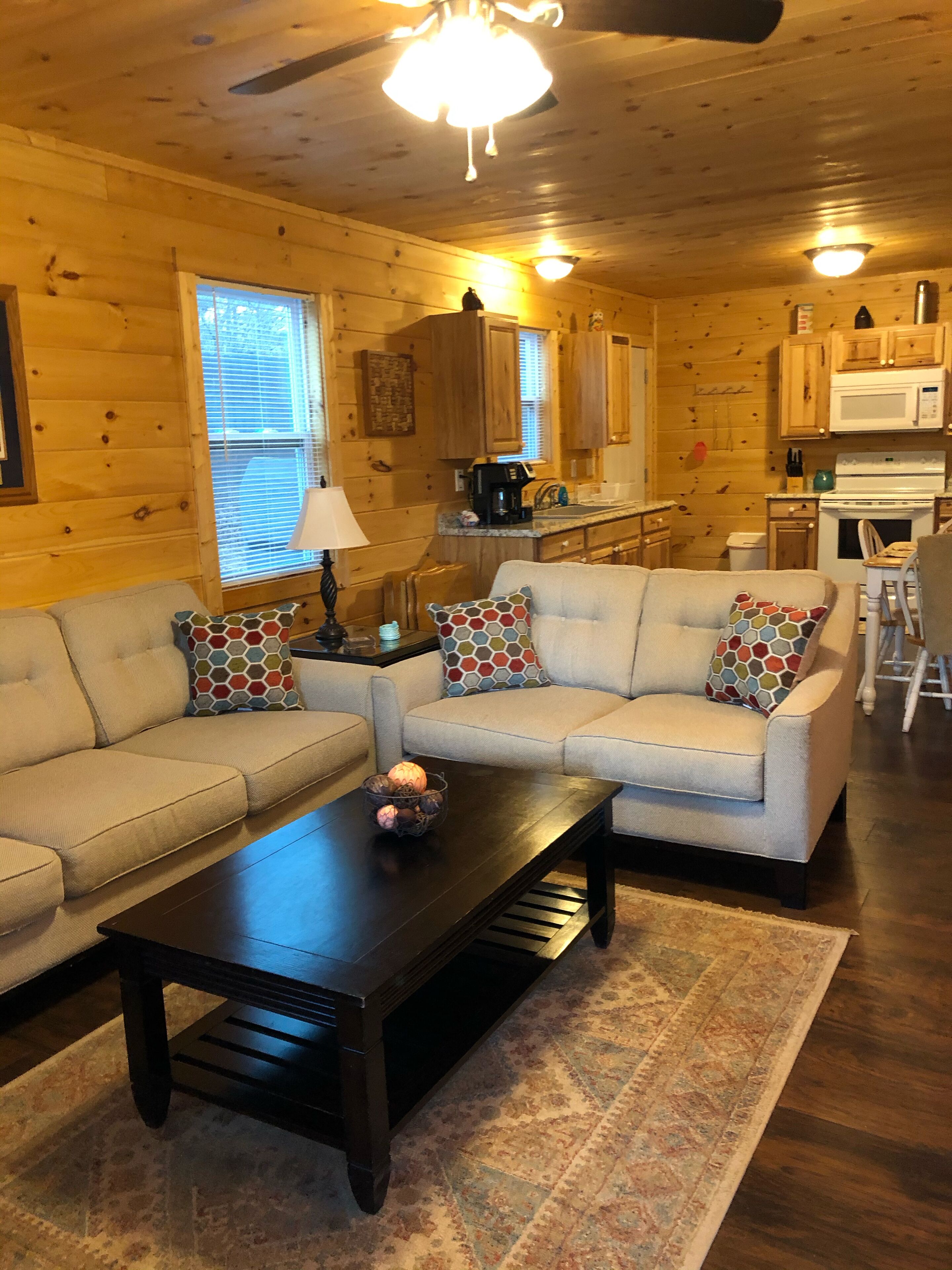 Cozy Cabin Overlooking Private Lake