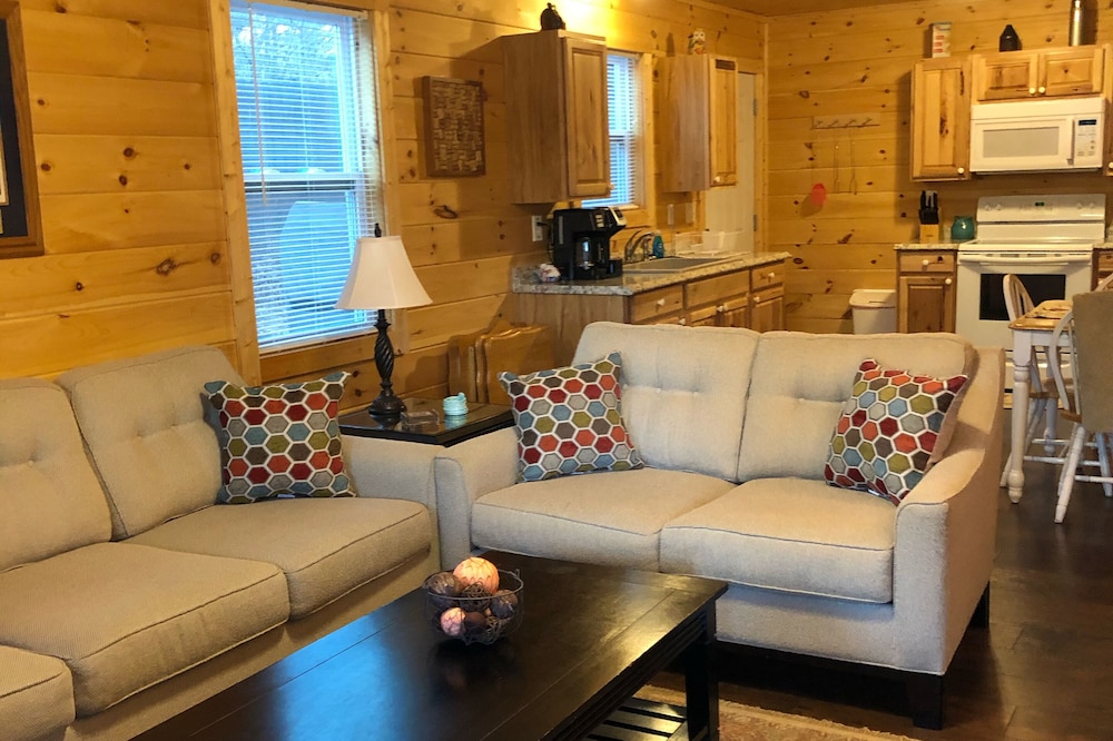 Cozy Cabin Overlooking Private Lake