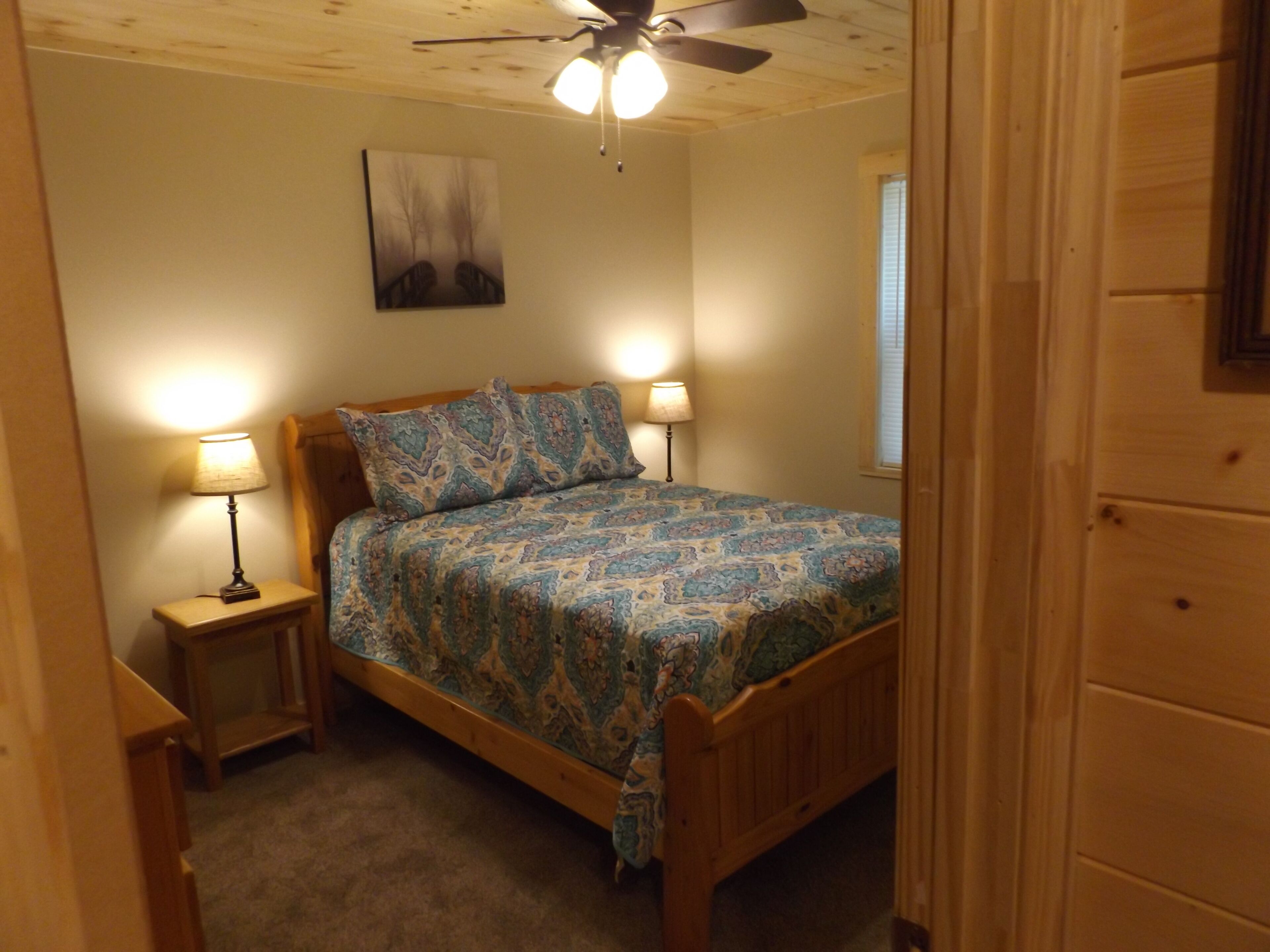 Cozy Cabin Overlooking Private Lake