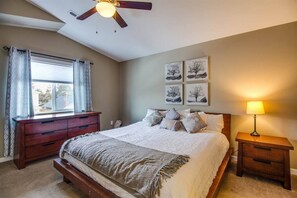 4 Schlafzimmer, Schreibtisch, Bügeleisen/Bügelbrett, WLAN