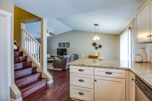 Interior - 4 Bed/ 2.5 Bath, Pet Friendly, Midtown Bend! (Bend)