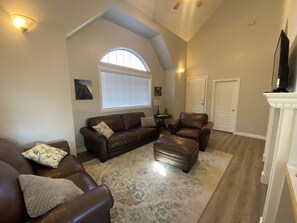 Smart TV, fireplace, DVD player, books