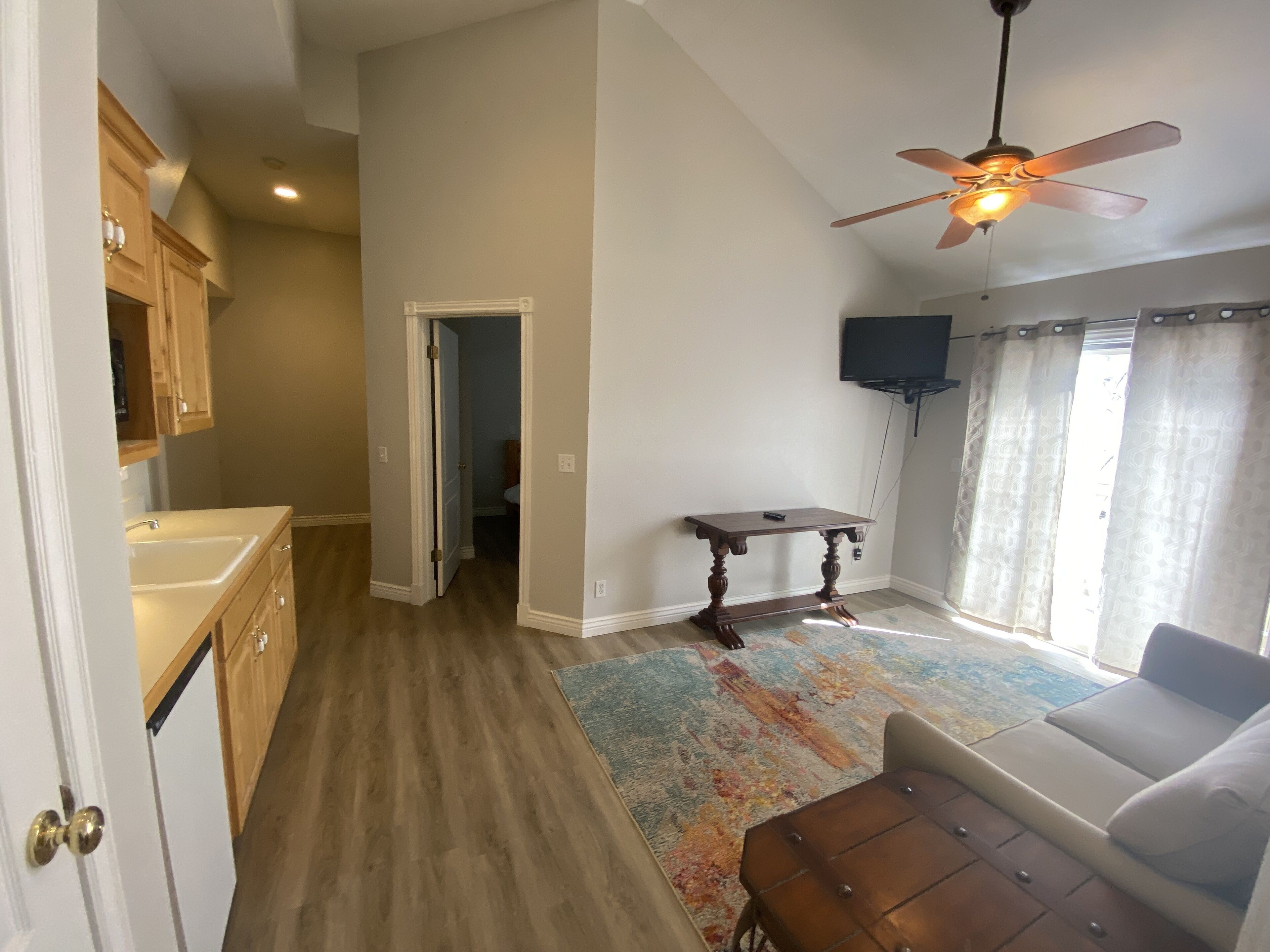 TV connectée, cheminée, lecteur de DVD, livres