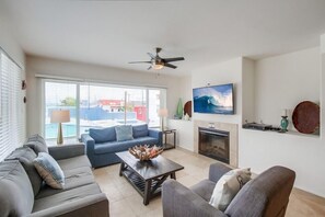 Smart TV, fireplace
