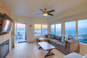 Smart TV, fireplace