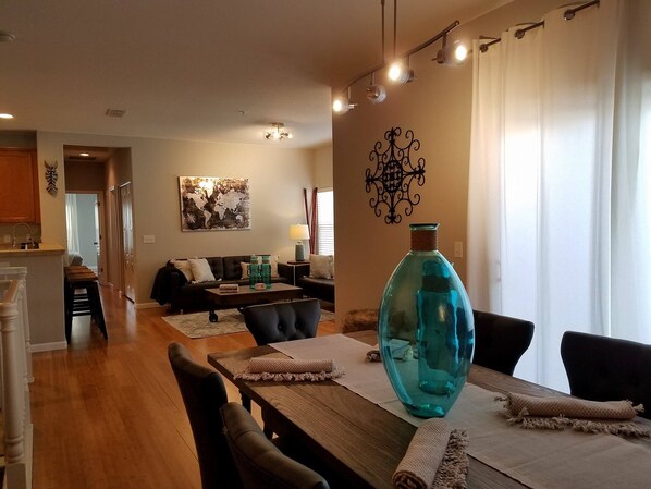 Dining - LePark BLUE Luxury with Pool & Spa Next to Downtown Airport Hospitals Grill (Sacramento)