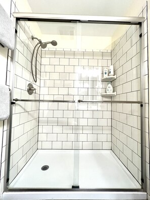 Combined shower/tub, hair dryer, towels, soap - Ground floor, remodeled, 3 bedroom condo is 10 minutes to Winter Park Ski Resort (Winter Park)