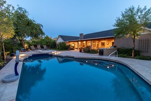 Alberca al aire libre y alberca climatizada