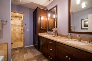Bathtub, jetted tub, hair dryer, bidet - Hidden, Lush Treasure Close to Everything...Your Own Private Resort! (Mesa)