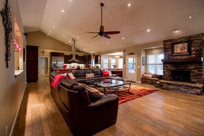 Smart TV, chimenea y estéreo 