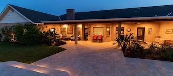 Un trésor caché et luxuriant proche de tout ... Votre propre complexe privé!