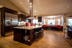 Fridge, microwave, oven, stovetop - Hidden, Lush Treasure Close to Everything...Your Own Private Resort! (Mesa)