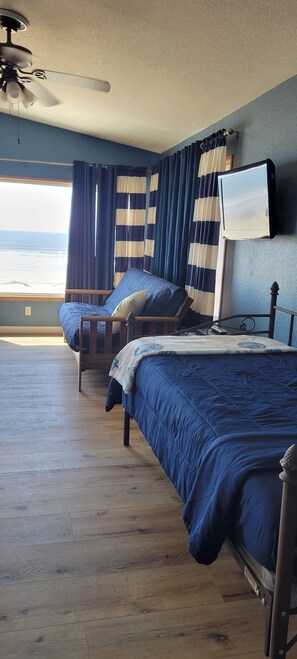 4 quartos, escrivaninha, ferros/tábuas de passar roupa