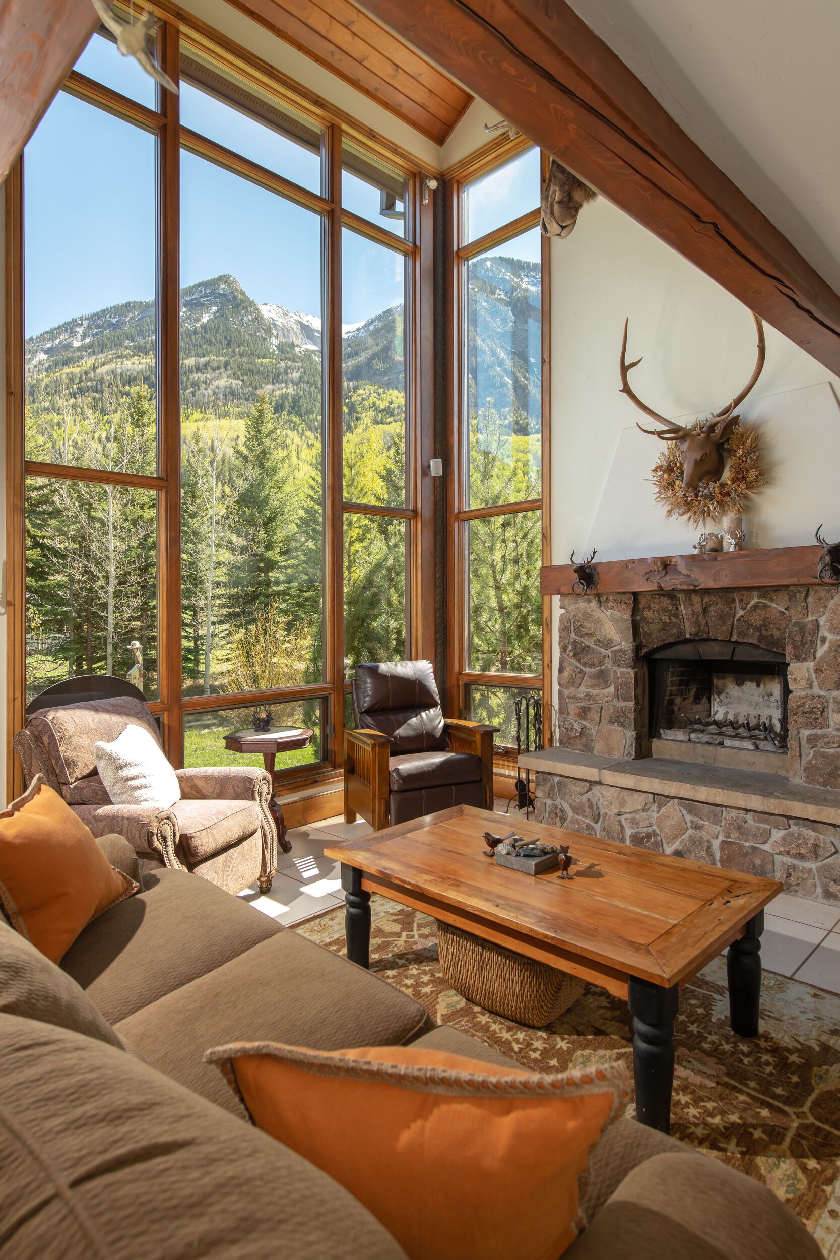 Living room. Floor to ceiling windows. Unbeatable views and ambiance.
