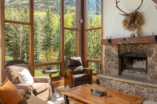Living room. Floor to ceiling windows. Unbeatable views and ambiance.