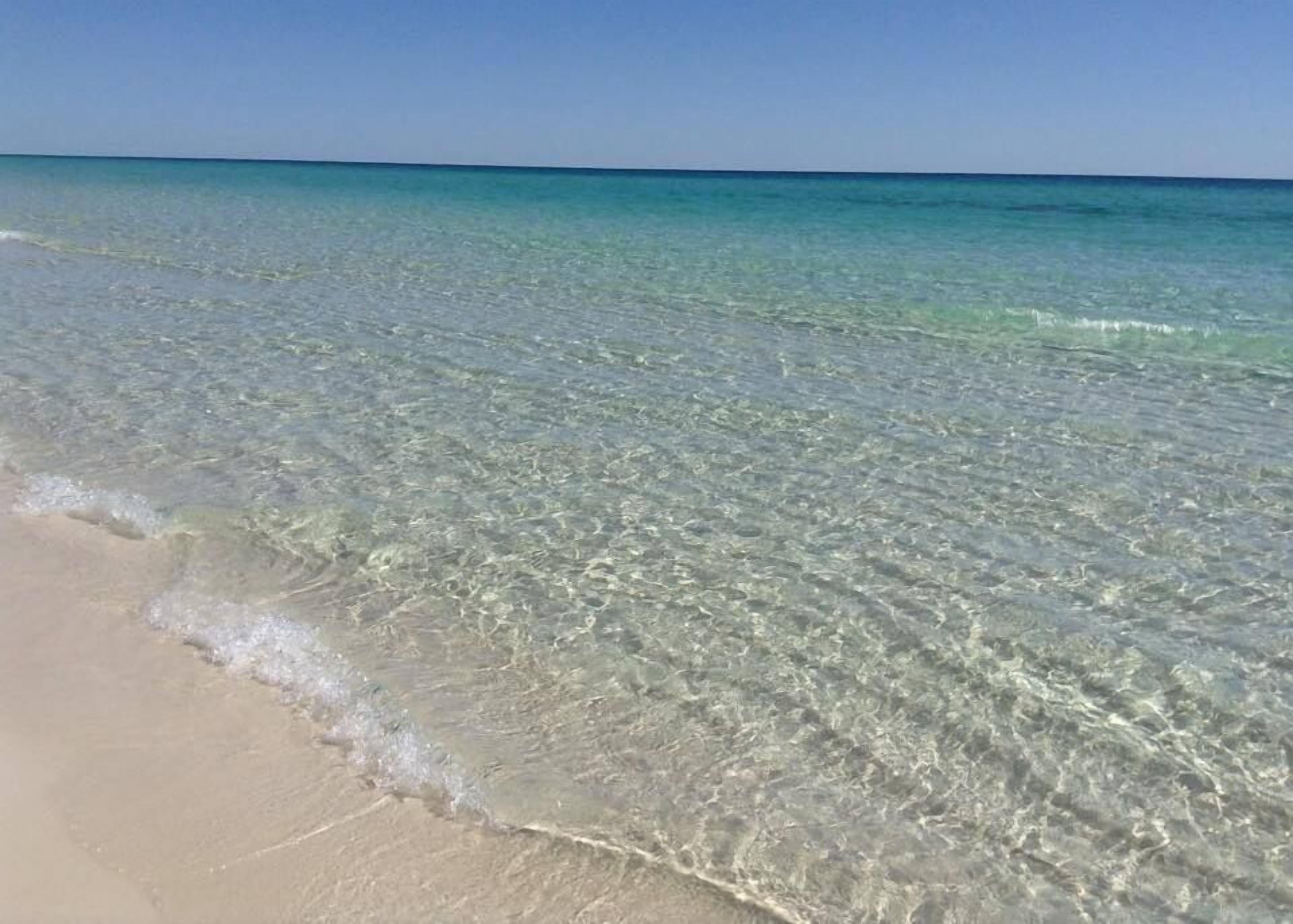 En la playa, sillas reclinables de playa